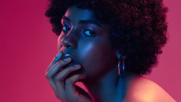 Issa Rae, Kumail Nanjiani Are on the Run in 'The Lovebirds' Trailer