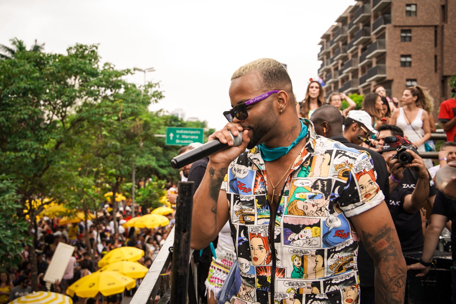 MC Zaac arrasta multidão pelas ruas de São Paulo na estreia do bloco “Vai Embrazando”