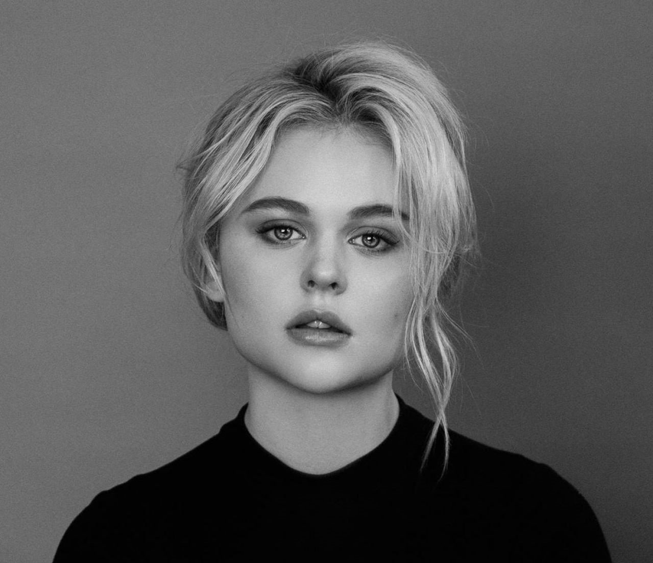 Emily Alyn Lind é revelada como protagonista da nova versão de "Gossip Girl"