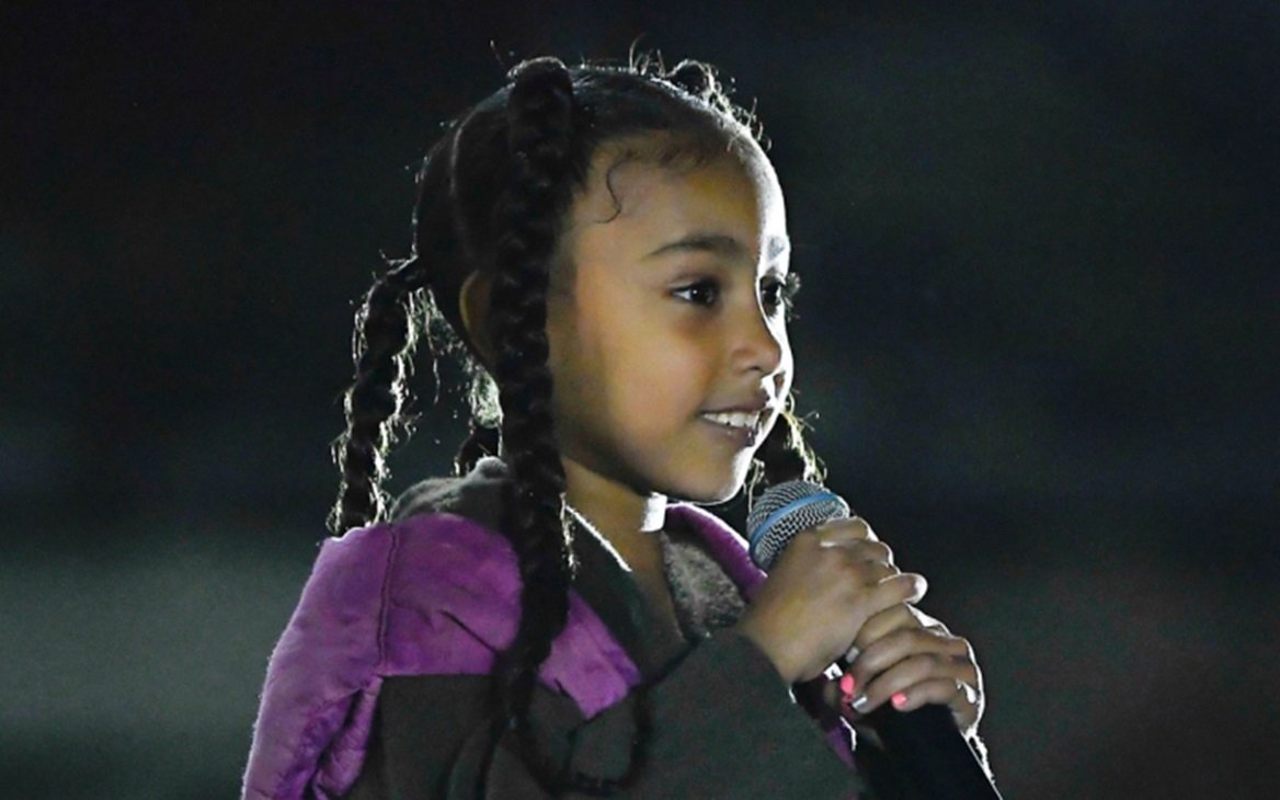 Com 6 anos, filha de Kanye West se apresenta ao vivo pela primeira vez