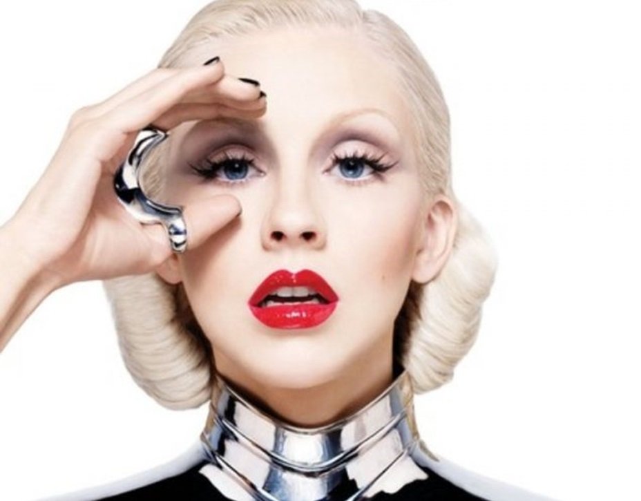Em comemoração aos 10 anos de lançamento do álbum "Bionic", Christina Aguilera lança faixa bônus "Little Dreamer"