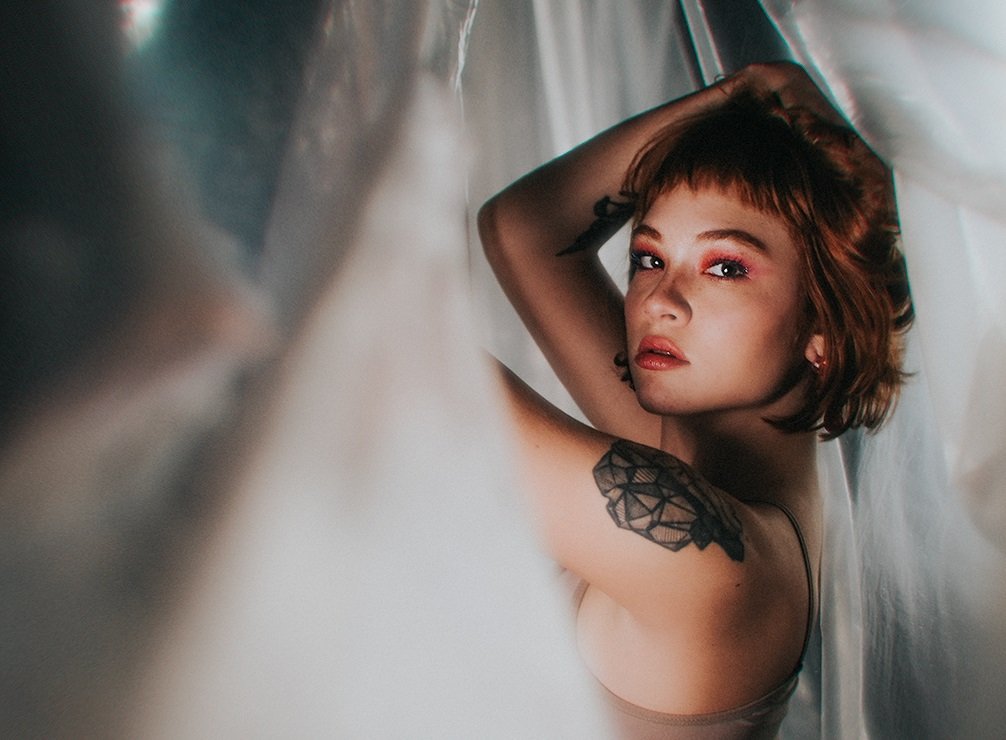 Jade Baraldo lança clipe da romântica “jardim”