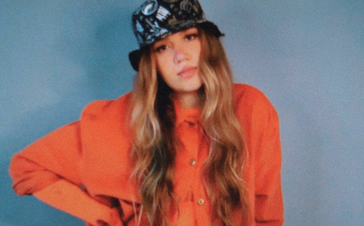 Gravado na quarentena, Elana Dara lança clipe de “Ninguém Dá Certo Cmg”, seu novo single