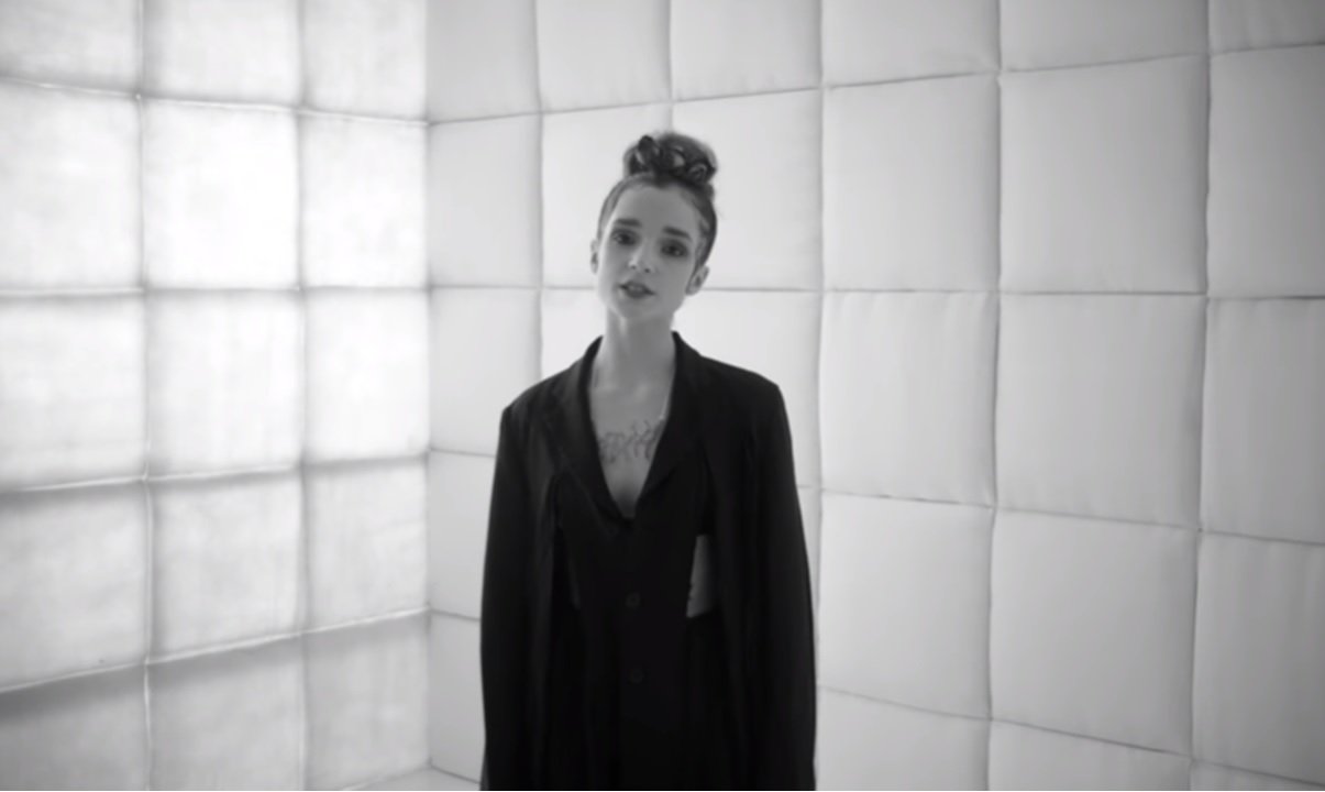 Poppy lança cover de “All The Things She Said”, do t.A.T.u.