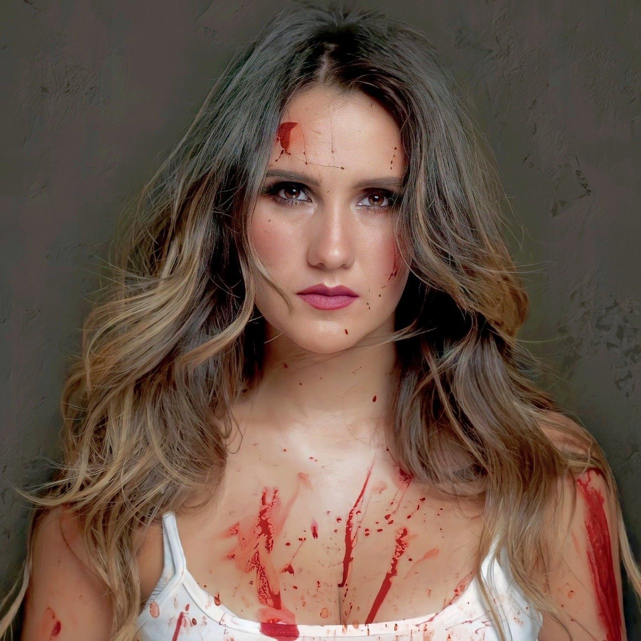 Ensanguentada, Dulce María protagoniza campanha de organização internacional contra tauromaquia