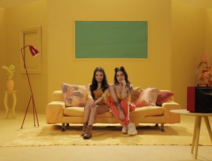 Imagem do post: Carol & Vitoria lançam clipe cheio de cenários monocromáticos para “Pode Parar”