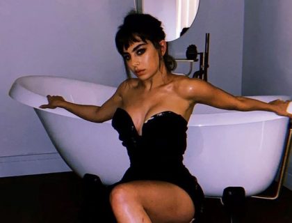 Imagem do post: Fã obcecado invade casa de Charli XCX e fica pelado dentro da banheira