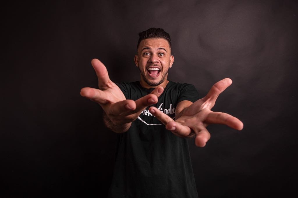 Conheça Gee Sousa, o humorista que está conquistando o Brasil!