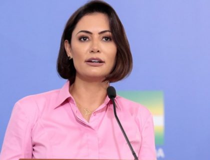 Imagem do post: Michelle Bolsonaro quer censurar a música em que Detonautas pergunta sobre dinheiro do Queiroz