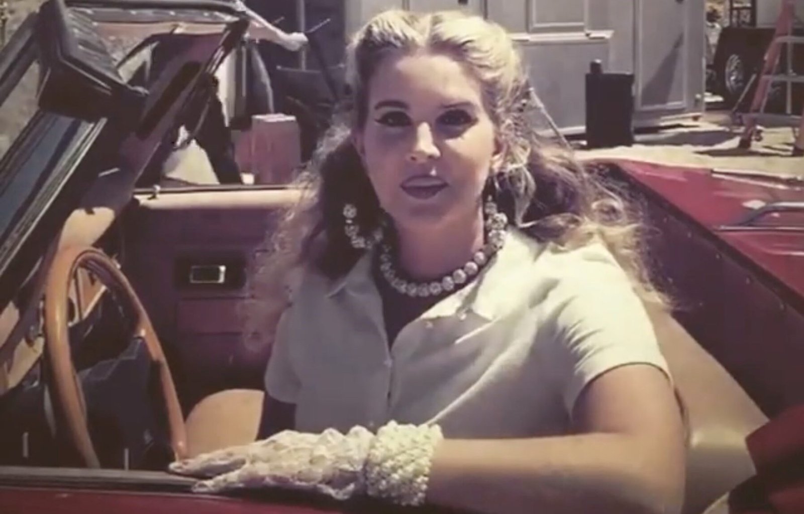 Lana Del Rey lança "Let Me Love You Like A Woman", lead single de seu novo álbum de estúdio