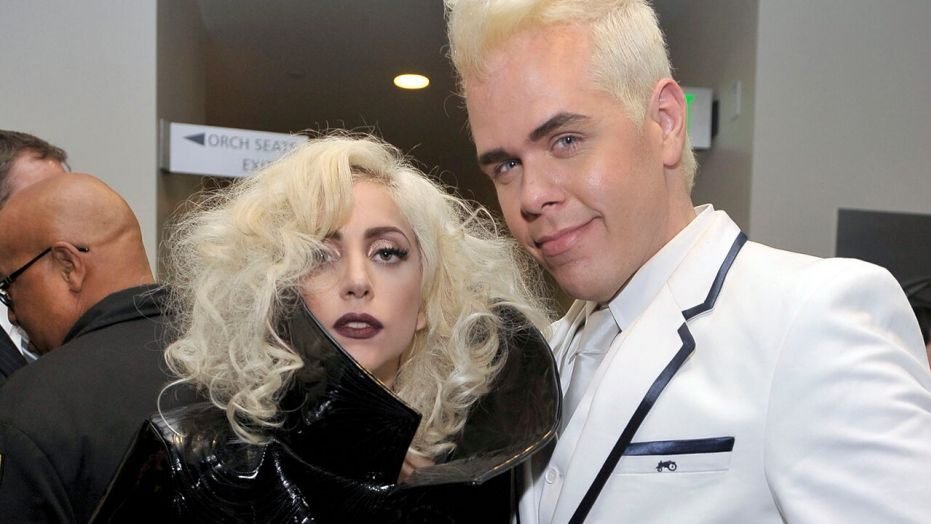 Perez Hilton revela em sua autobiografia que o ponto mais baixo de sua carreira foi boicotar Christina Aguilera para ajudar Lady Gaga