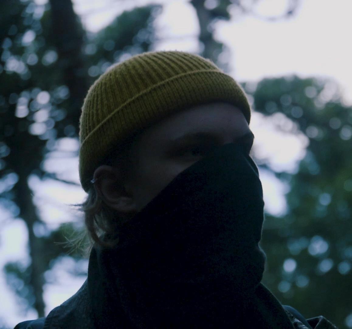 Inspirado em Dark, El Paco estreia single e clipe “Chumbo”