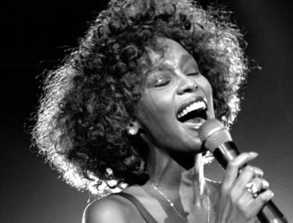 Imagem do post: Whitney Houston é primeira artista negra da história a conquistar três álbuns com certificado de diamante pela RIAA