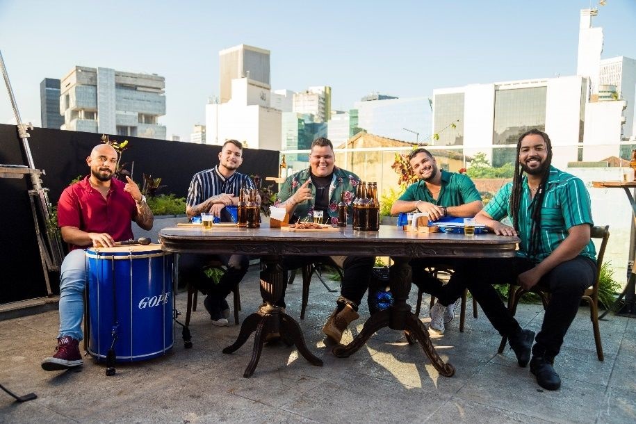 Grupo Menos é Mais promove serenata de amor no clipe da romântica "Adorei" 46 Grupo Menos é Mais promove serenata de amor no clipe da romântica "Adorei"