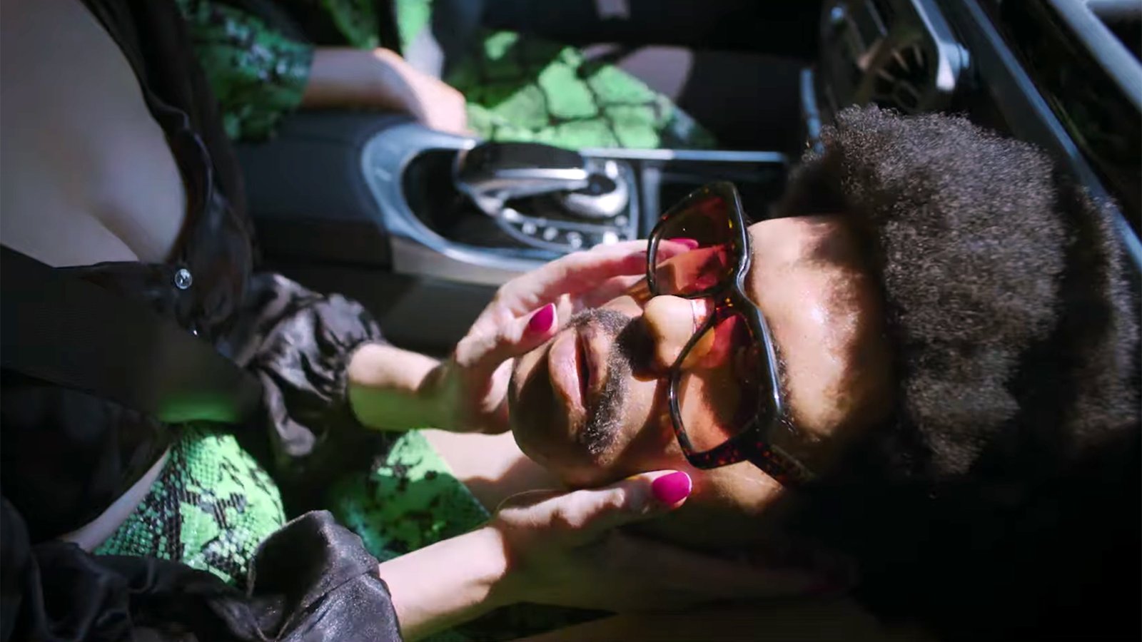 Na temática comercial do Halloween, The Weeknd lança clipe de "Too Late"