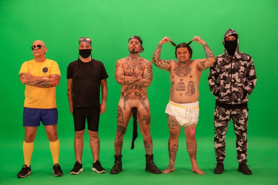 Tico Santa Cruz surge sem roupa em divulgação do novo clipe do Detonautas: "Kit Gay"