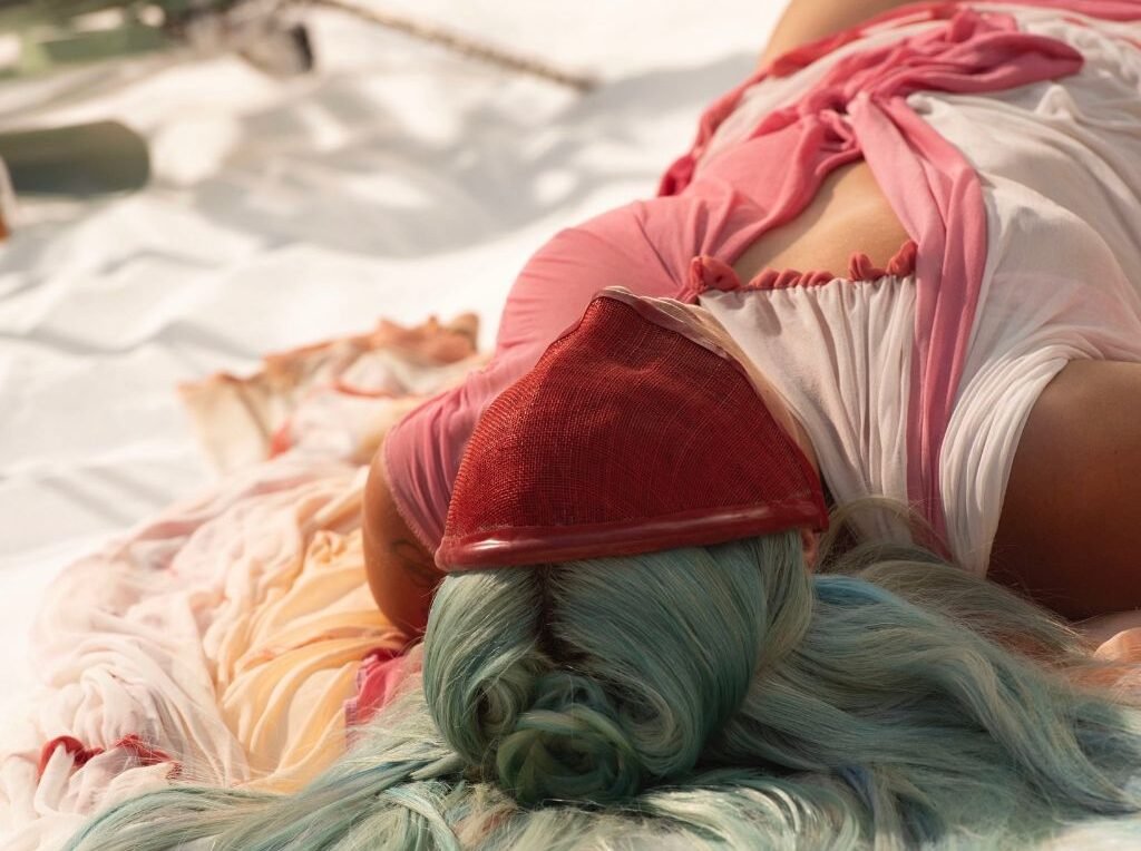 Com final chocante, "LG" divulga versão alternativa de "911" de Lady Gaga