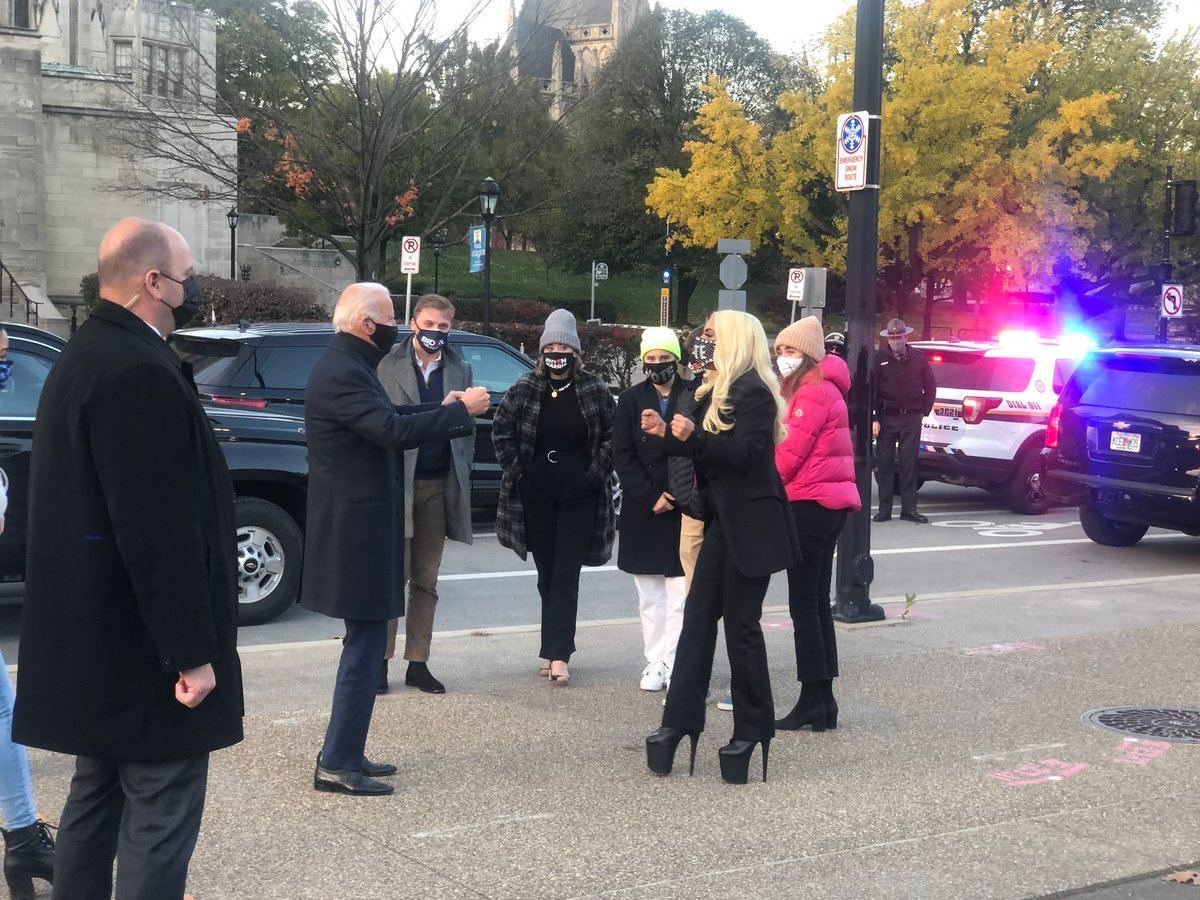 Lady Gaga comparece à comício de Joe Biden e rouba a cena