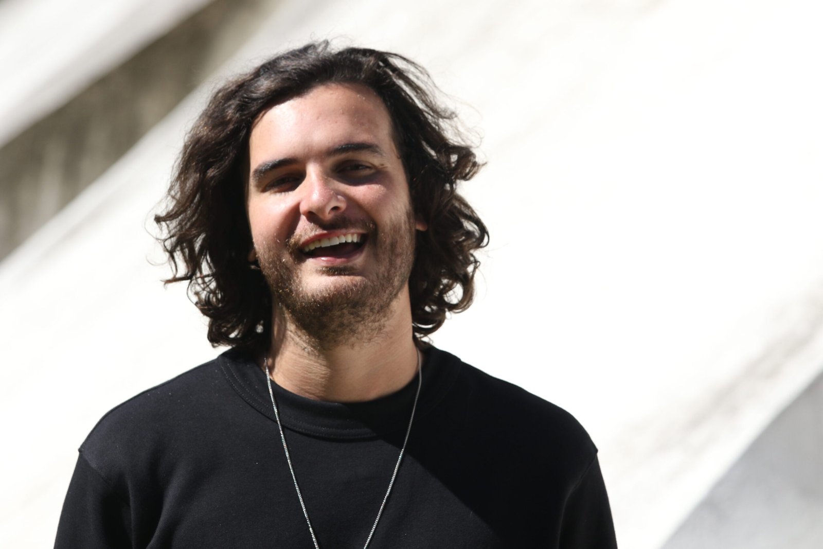 Simão une arquitetura e romance em novo single “Te Arquitetei”