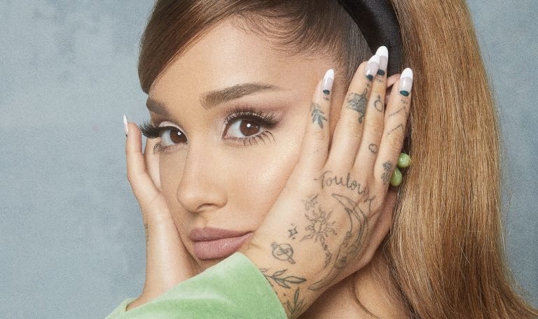 Ariana Grande debuta todas as faixas do álbum "Positions" dentro da Billboard Hot 100