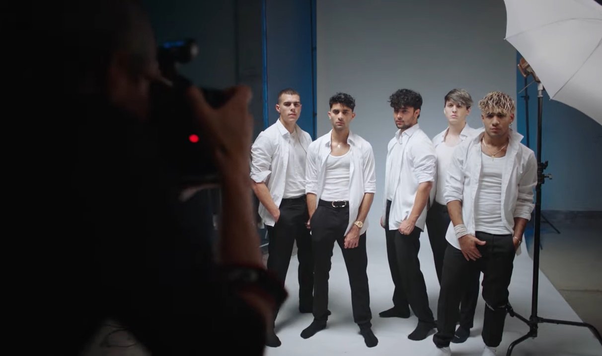 CNCO lança clipe cheio de coreografia para a romântica "Mis Ojos Lloran Por Ti"