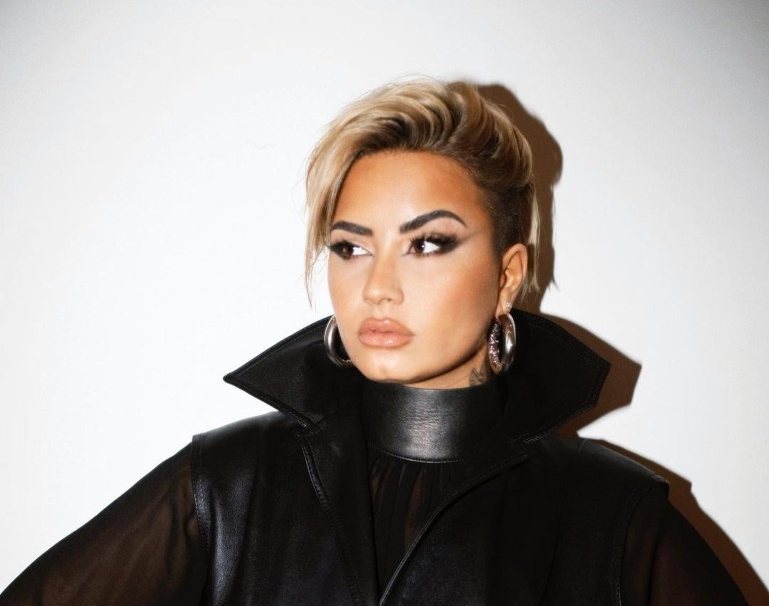 Nova era? Demi Lovato compartilha novo visual em suas redes sociais