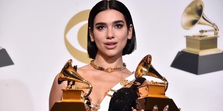 Com meio milhão em vendas, Dua Lipa conquista certificado de diamante na França com hit "New Rules"