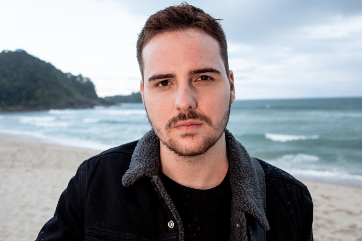 Lucas Paiva estreia na Warner Music Brasil | Confira bate-papo com o cantor sobre o sinlge "HJ"