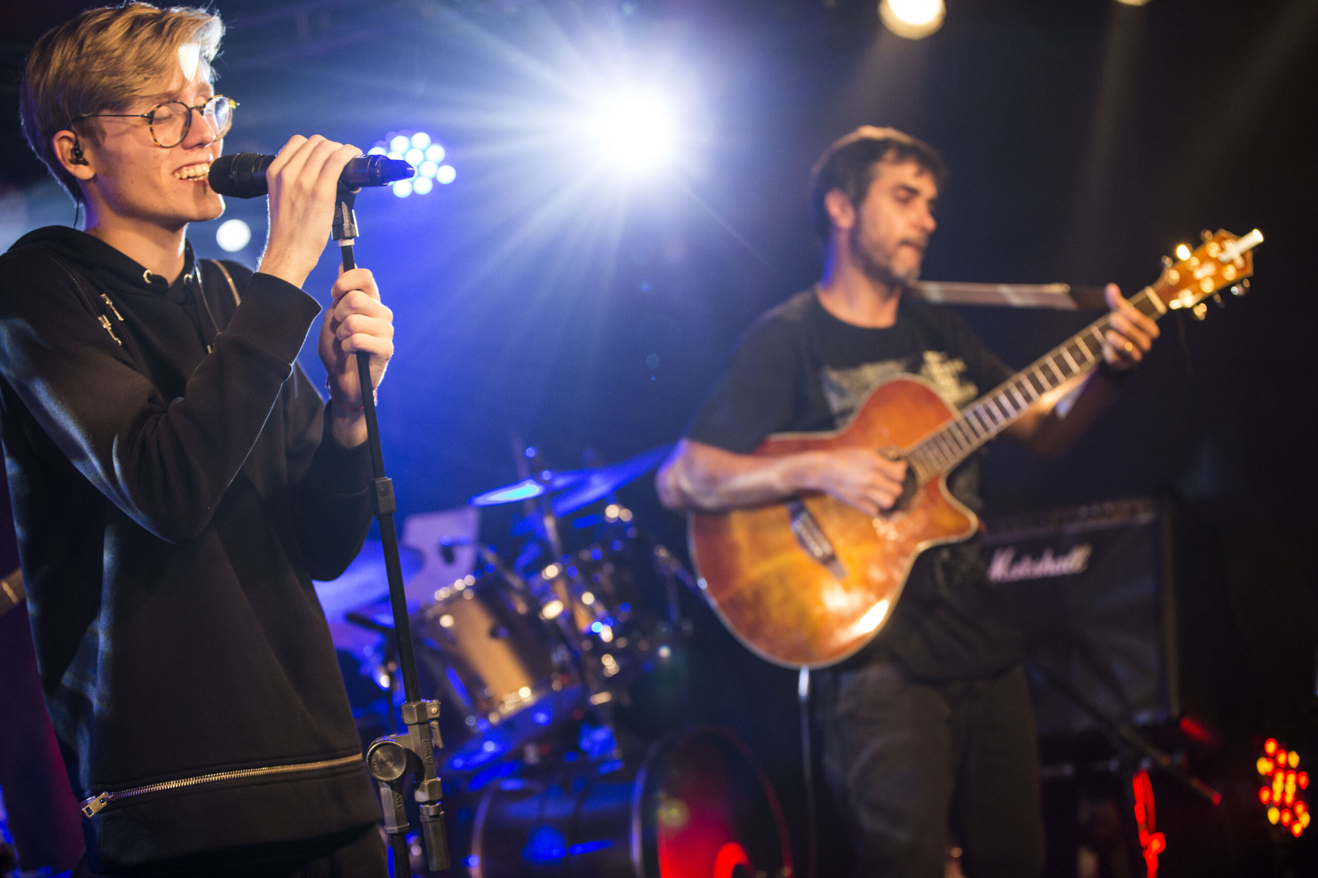 ENTREVISTA | Faria fala sobre “Idolatria”, novo single em parceria com Caroline Alves