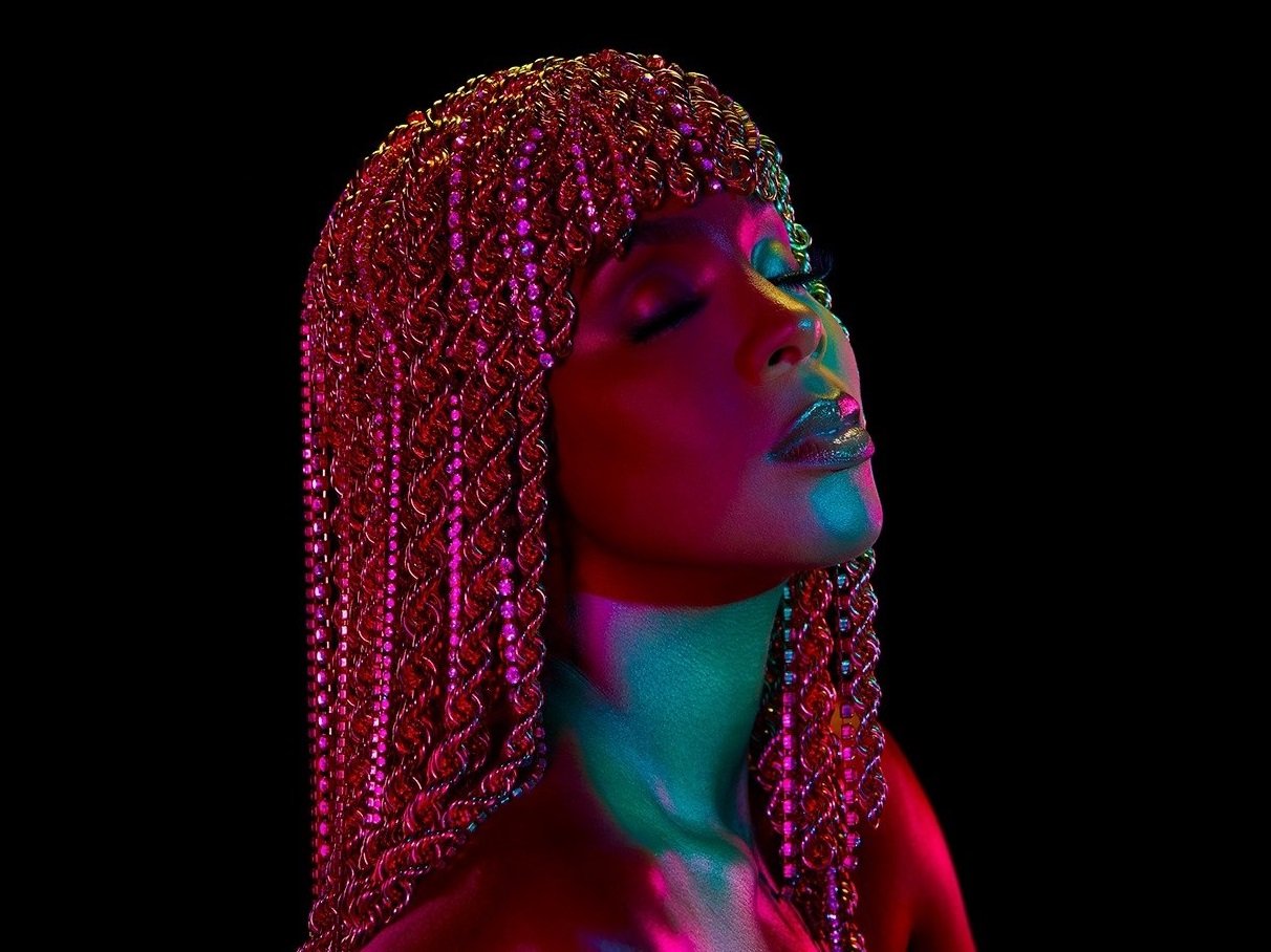 Kelly Rowland lança lyric video de seu novo single "HITMAN"