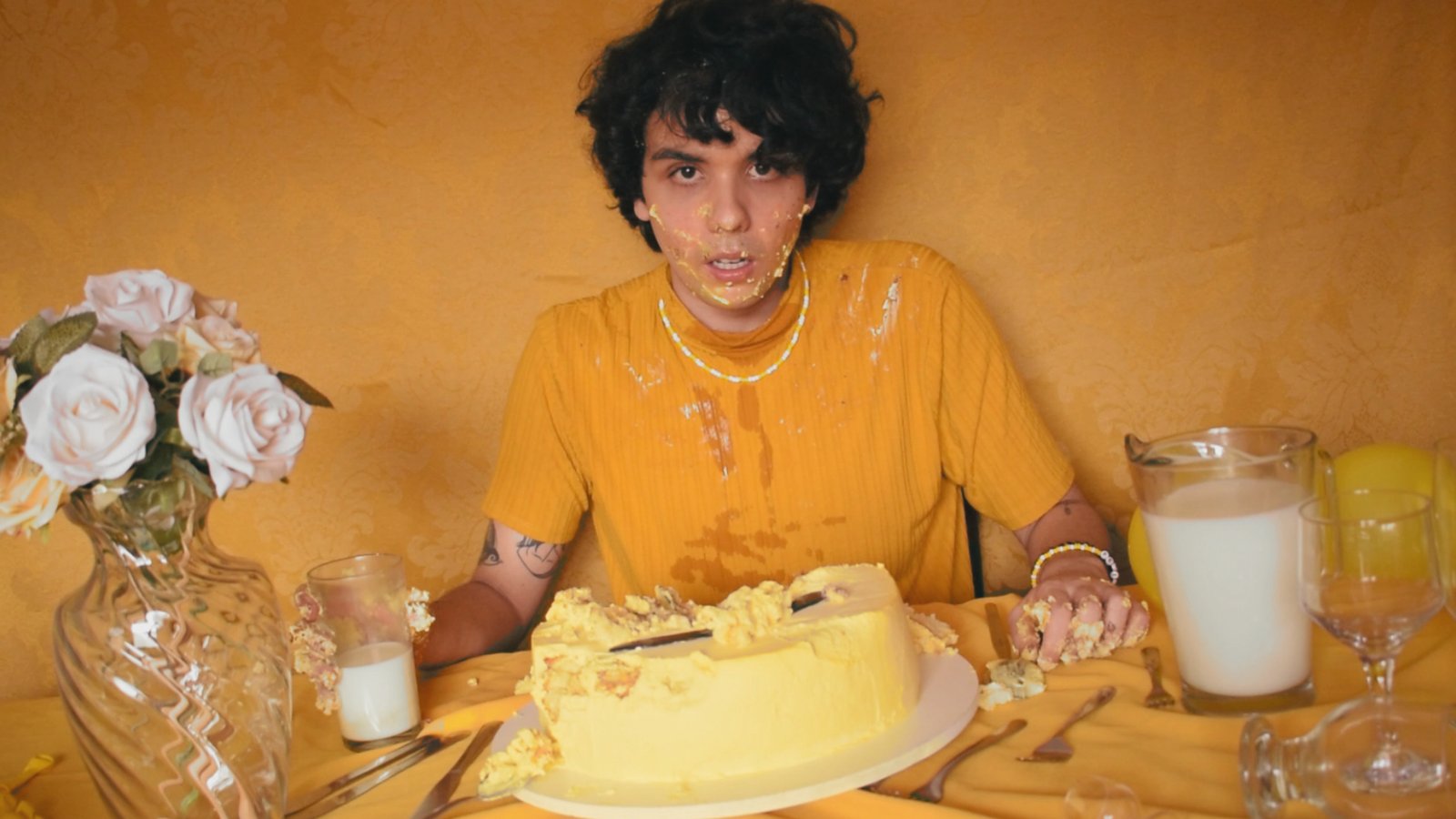 Matheus Who no clipe de “Festa” (Foto: Divulgação)