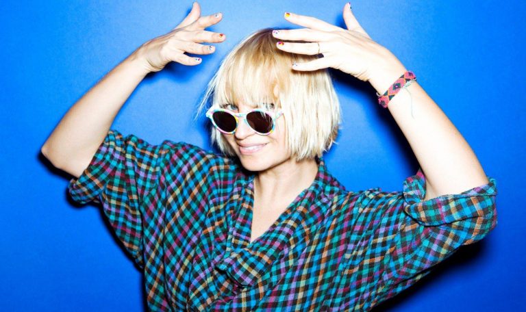 Billboard confirma que Sia acumula a mais de 50 bilhões em streams