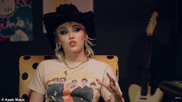 'Não posso dizer que estive sóbria', desabafa Miley Cyrus durante pandemia de covid-19 47 'Não posso dizer que estive sóbria', desabafa Miley Cyrus durante pandemia de covid-19