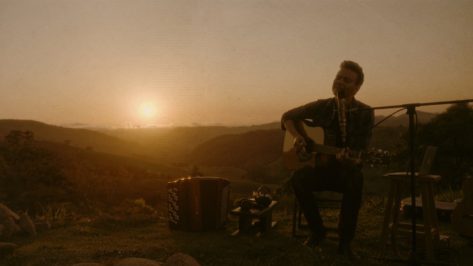 Canção "Café Coado", de Michel Teló, ganha clipe
