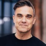 Robbie Williams revela insegurança com queda de cabelo: "Sou uma estrela pop" 50 Robbie Williams revela insegurança com queda de cabelo: "Sou uma estrela pop"
