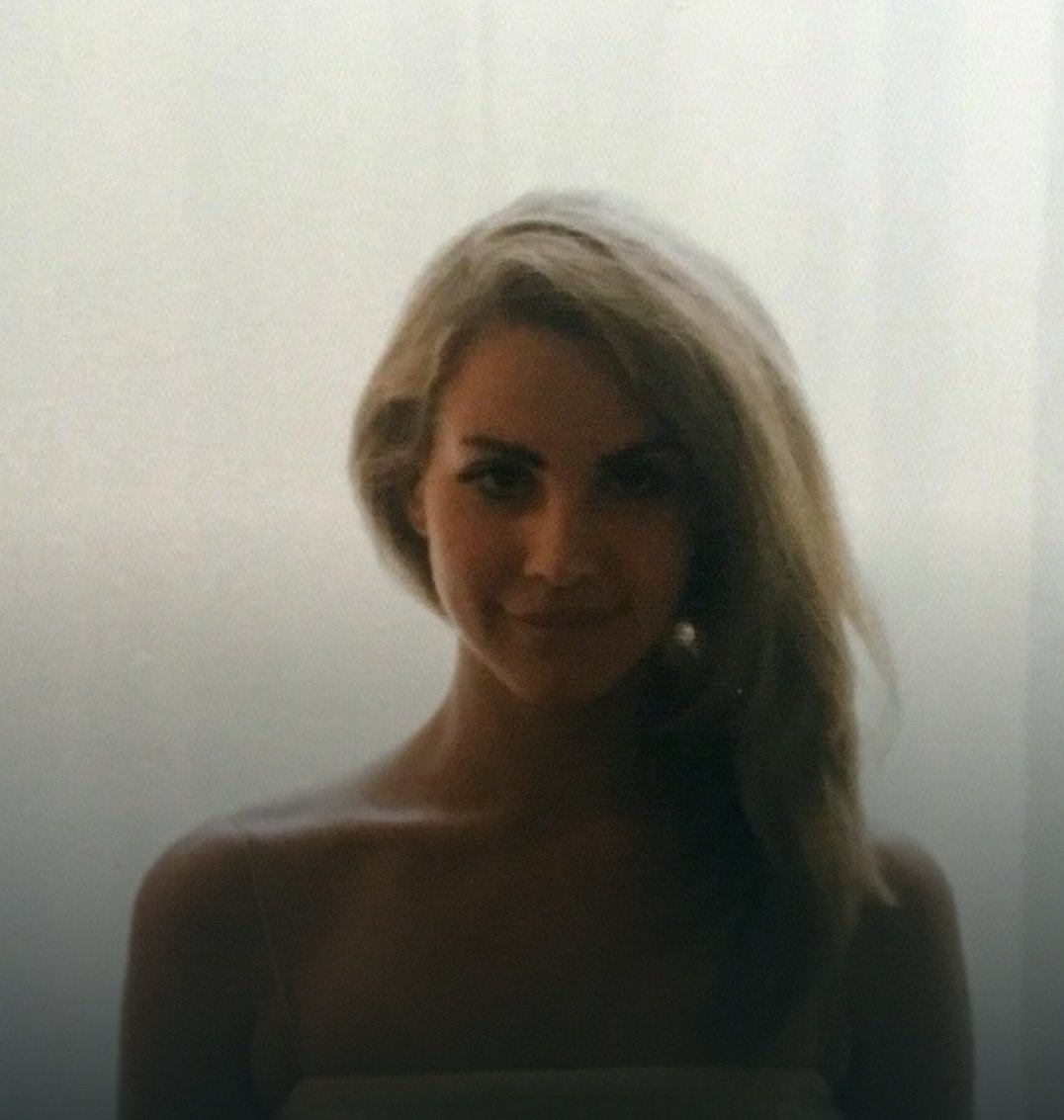 Segundo fortes rumores, Lizzy Grant A.K.A Lana Del Rey, poderá lançar regravação de "Kill Kill" nessa sexta-feira