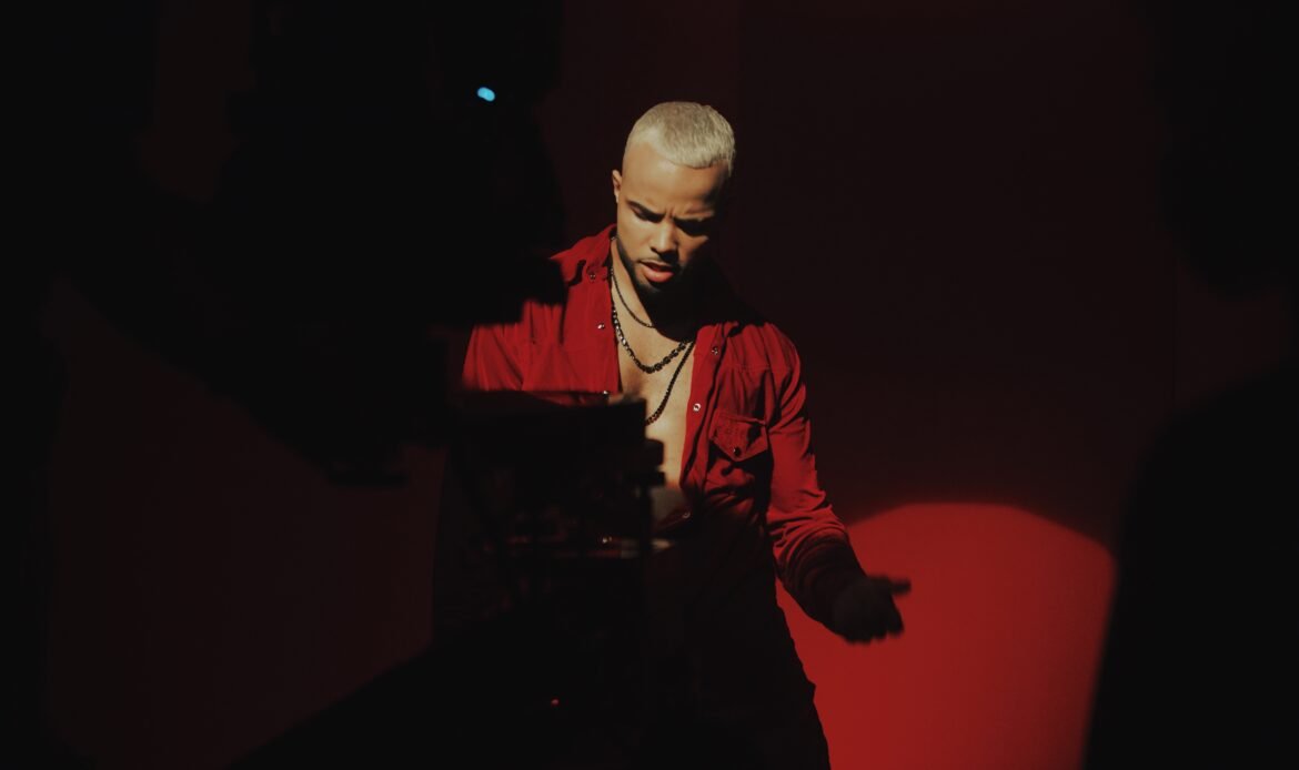 MC Zaac no clipe de "Sensualize (eazy)" (Foto: Gabryel Sampaio)