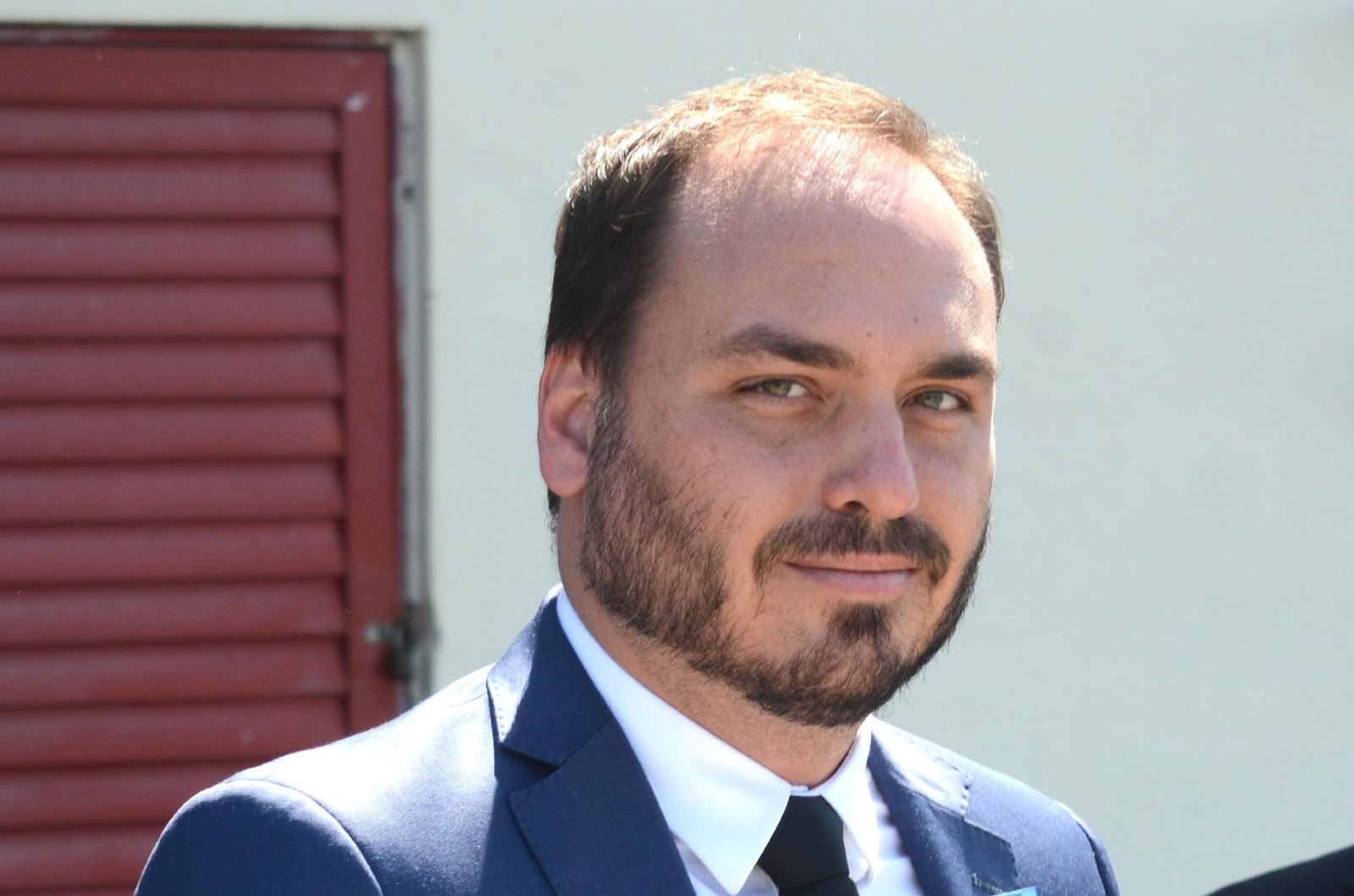 Carlos Bolsonaro diz que BBB's furaram fila de vacinação porque estão "imunizados"