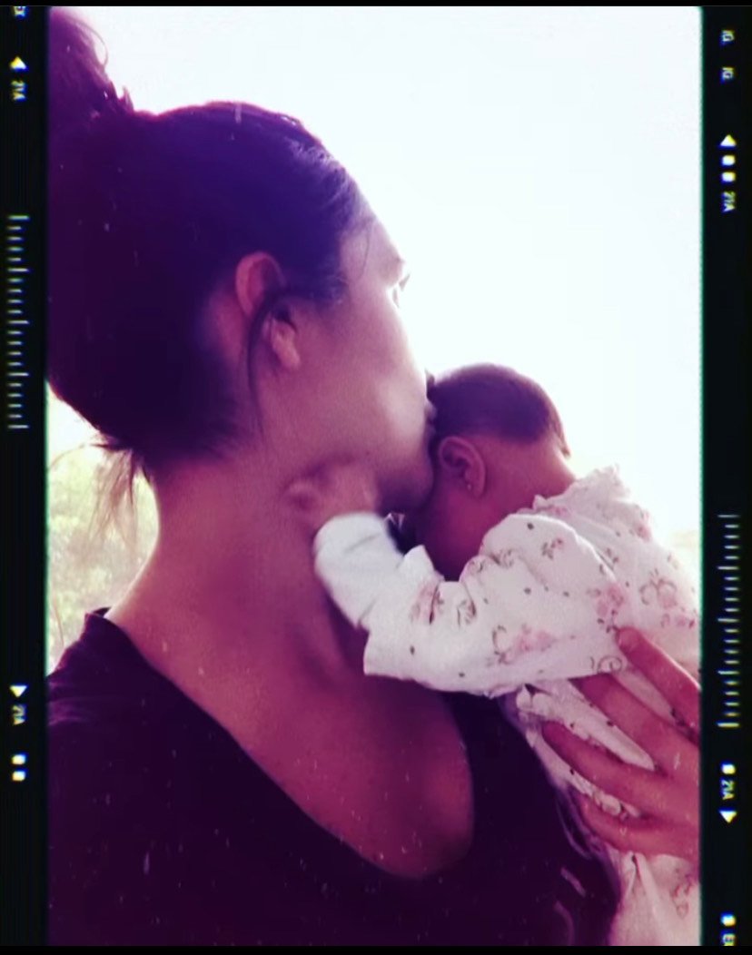 Dulce María publica foto com filha e esclarece prioridades: "Estarmos aqui saudáveis e salvas" 47 Dulce María