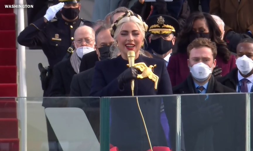 Lady Gaga canta o hino norte-americano em posse de Joe Biden (Foto: Reprodução)