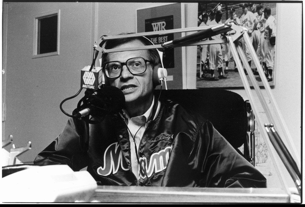 Morre Larry King aos 87 anos 45 Larry King em programa de rádio em 1º de maio de 1957 (Foto: Divulgação)