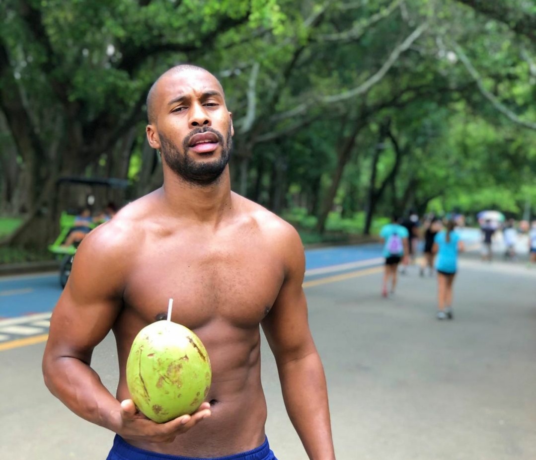 Ex-fazenda Rodrigo Moraes deixa órgão sexual à mostra durante passeio no Rio de Janeiro