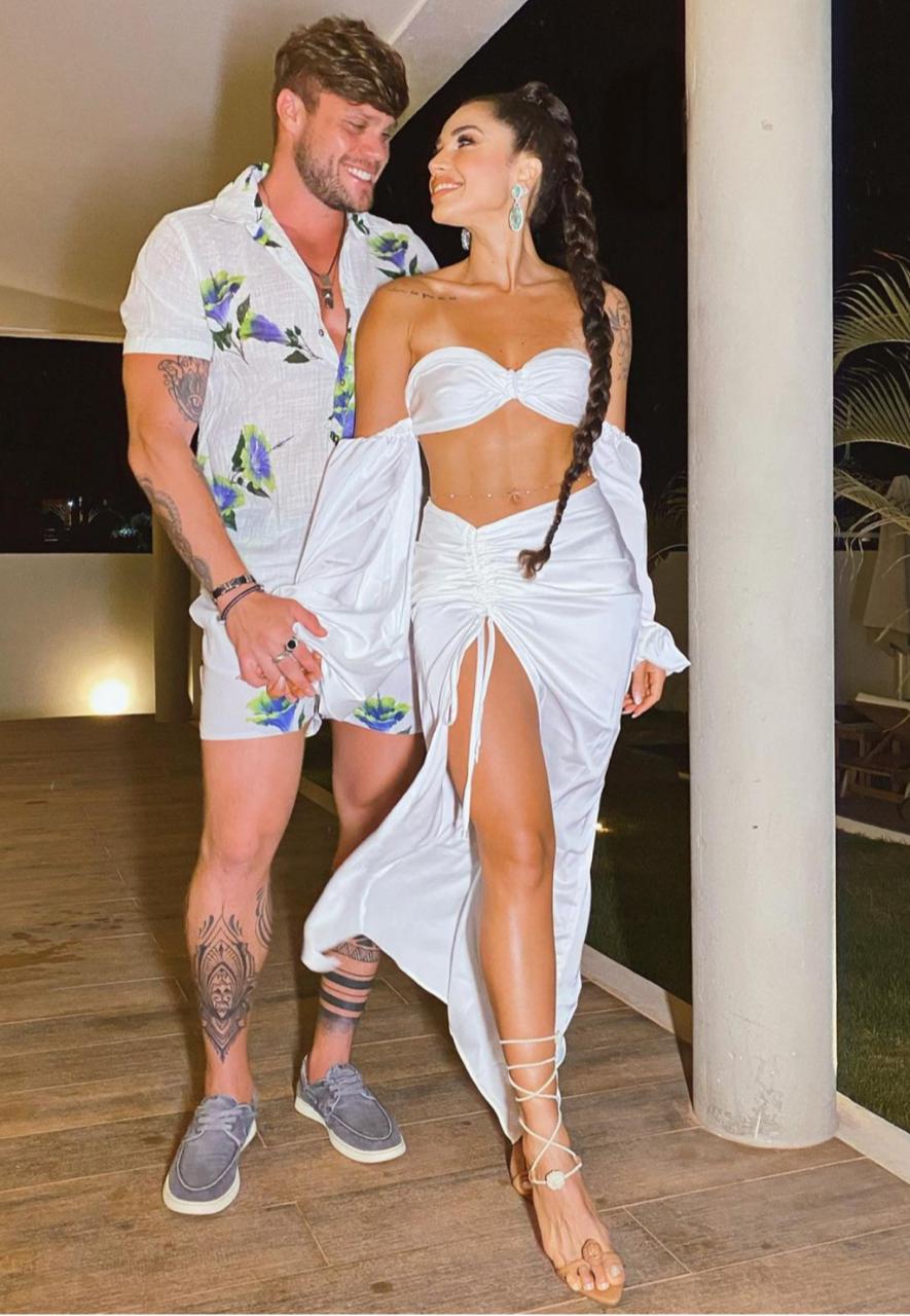 Paula Amorim usando o look de Kaique Oliveira (Foto: Divulgação)