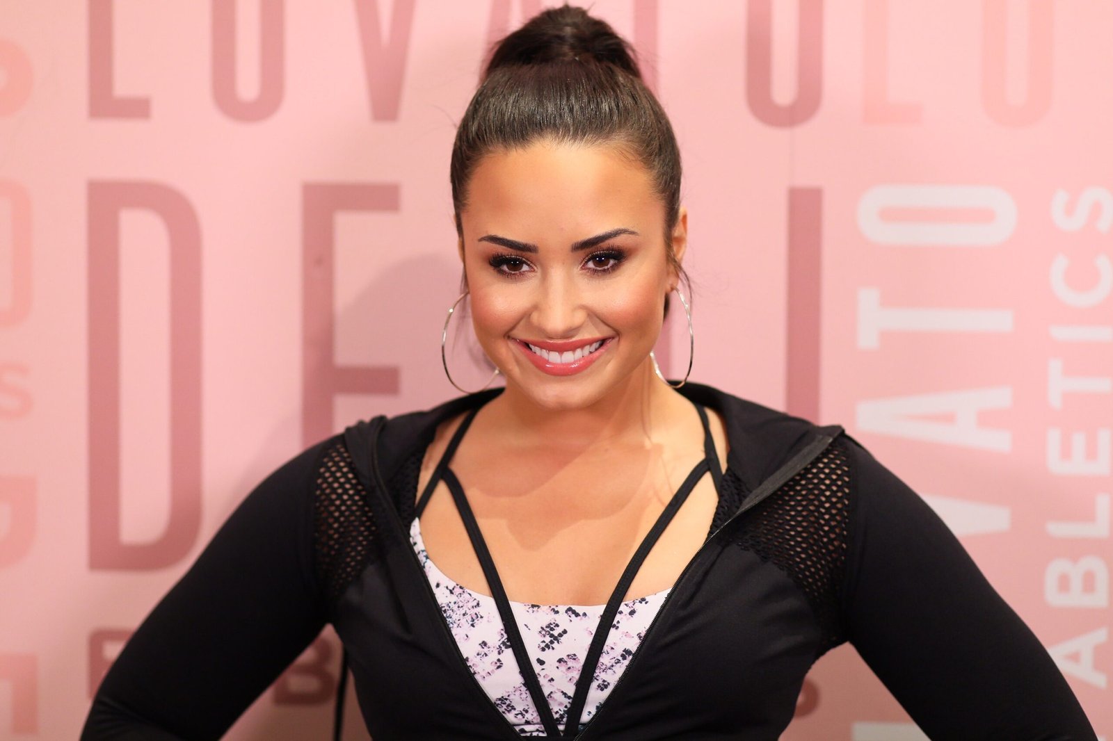 Demi Lovato se solidariza com situação de Manaus: "Ajude se você puder"