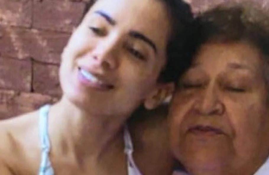 Tia Ilza e Anitta no documentário da Netflix (Foto: Reprodução)