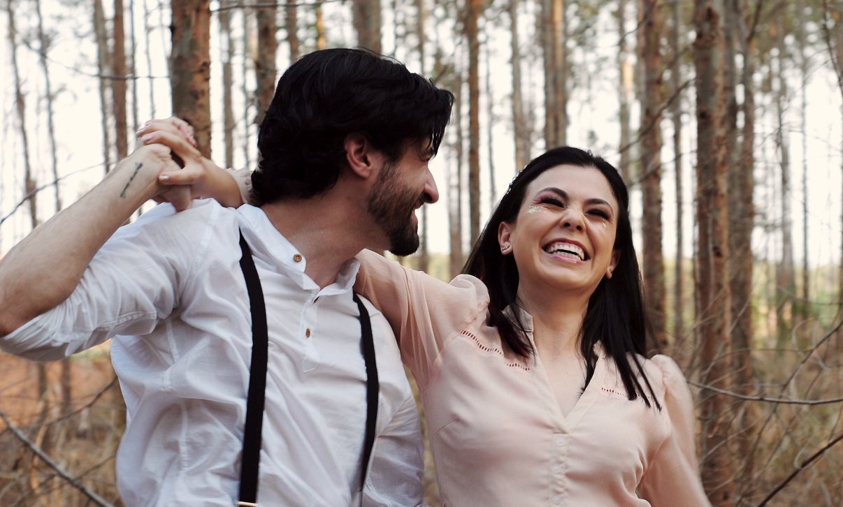 Natália Masih no clipe "Eu Vejo Cores" (Foto: Divulgação)