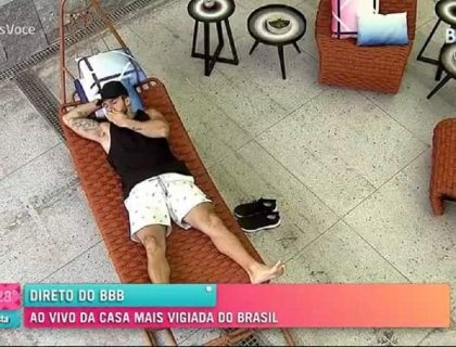 Imagem do post: BBB21: Ao vivo no “Mais Você”, Arthur Picoli toca pênis e cheira mão em seguida; Assista