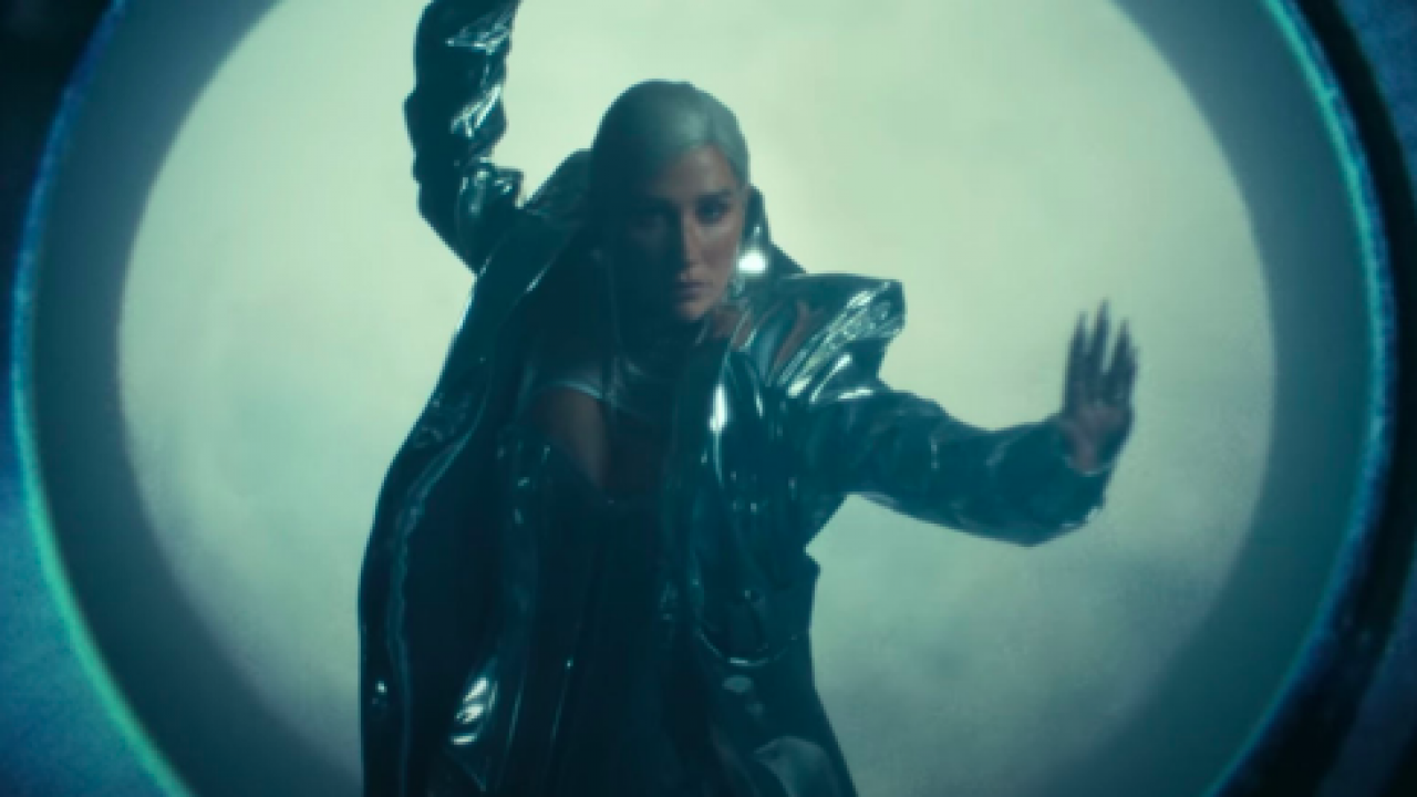 Kesha no clipe da música "Stronger" (Foto: Reprodução/ Youtube)