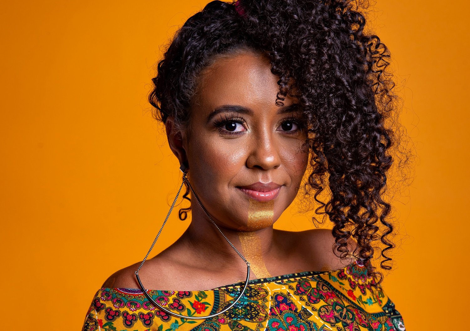 Integrando a nova e potente geração de cantoras baianas, Aiace lança "Amarelocura"