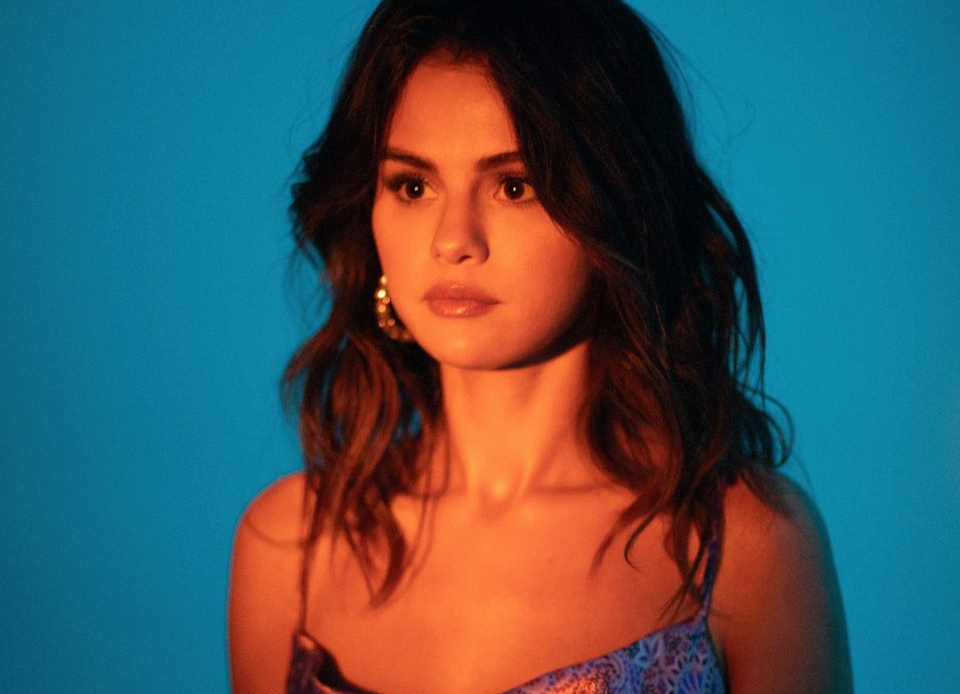 Selena Gomez fala sobre o "Revelación" e sua carreira em entrevista para a Rolling Stone India